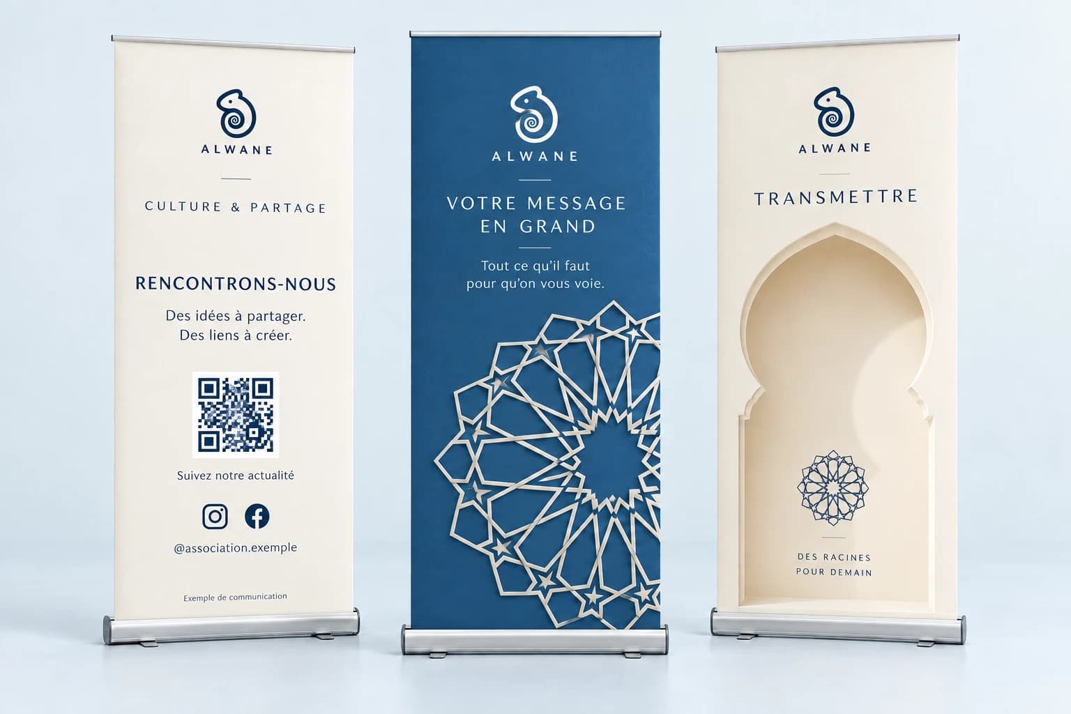 Trois roll-up ALWANE aux compositions bleues et minérales, avec le logo caméléon